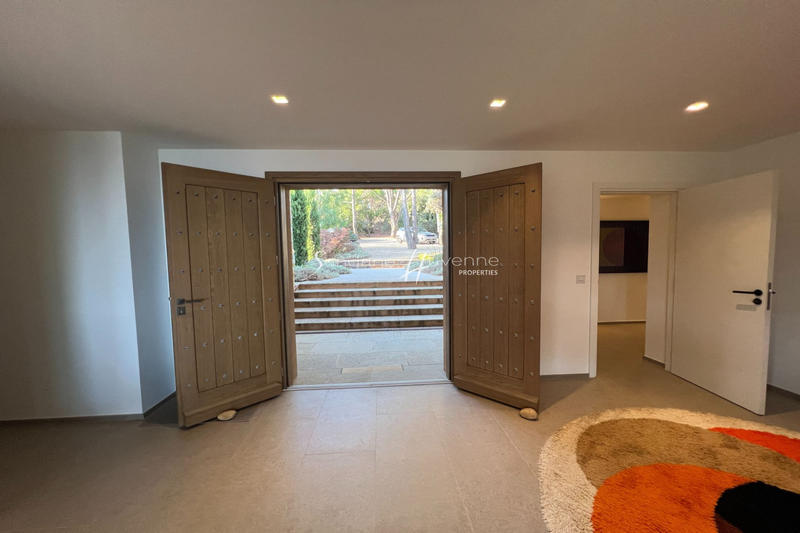 Propriété - 470 m² - 9 pièces