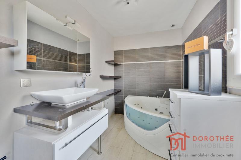 Maison - 212 m² - 8 pièces