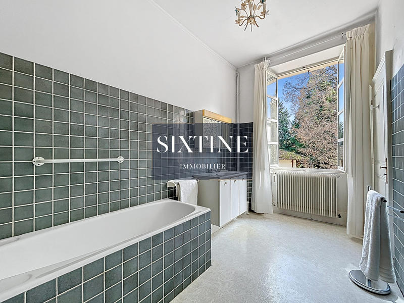 Maison - 312 m² - 9 pièces