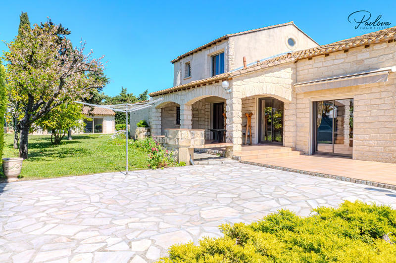 Maison traditionnelle - 280 m² - 6 pièces