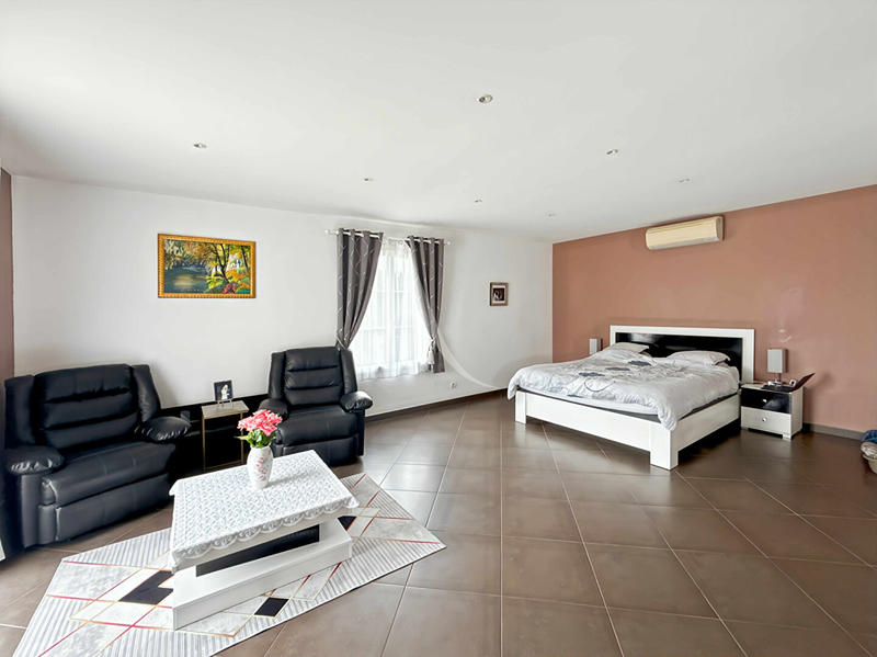 Maison - 328 m² - 8 pièces