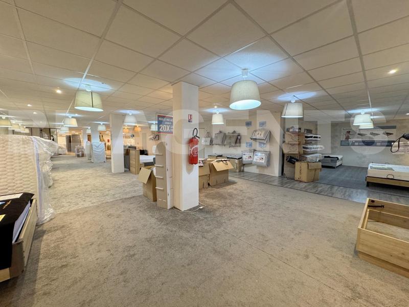 Magasins - 1 930 m²