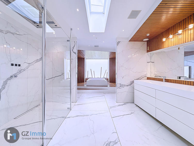 Maison - 942 m² - 9 pièces