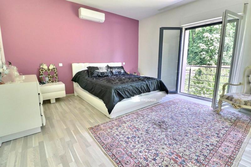 Maison - 240 m² - 7 pièces