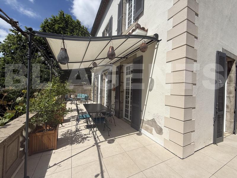 Demeure - 268 m² - 9 pièces