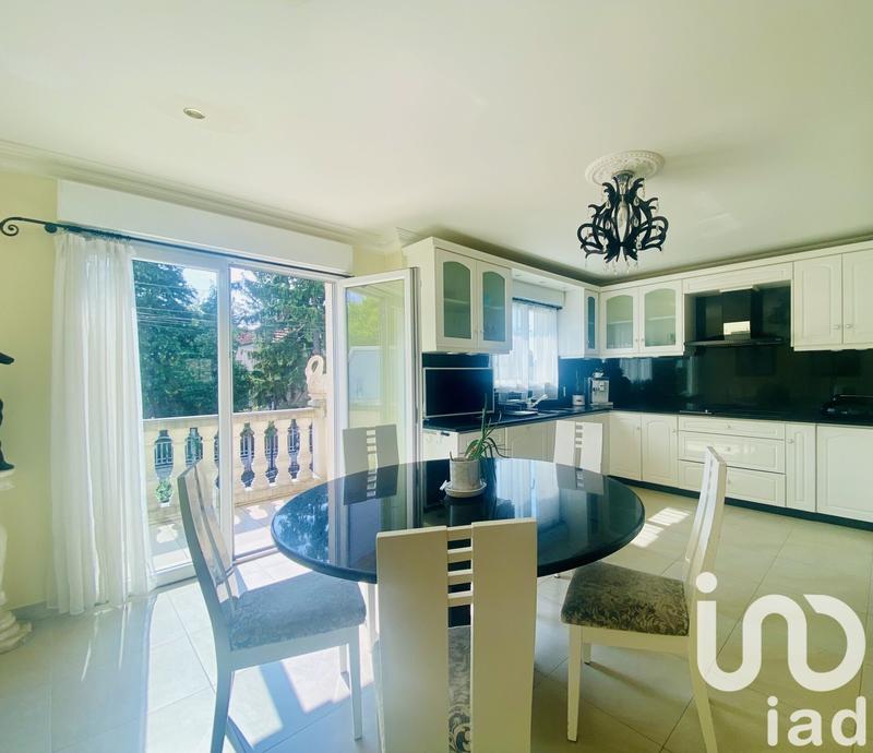 Maison - 207 m² - 5 pièces