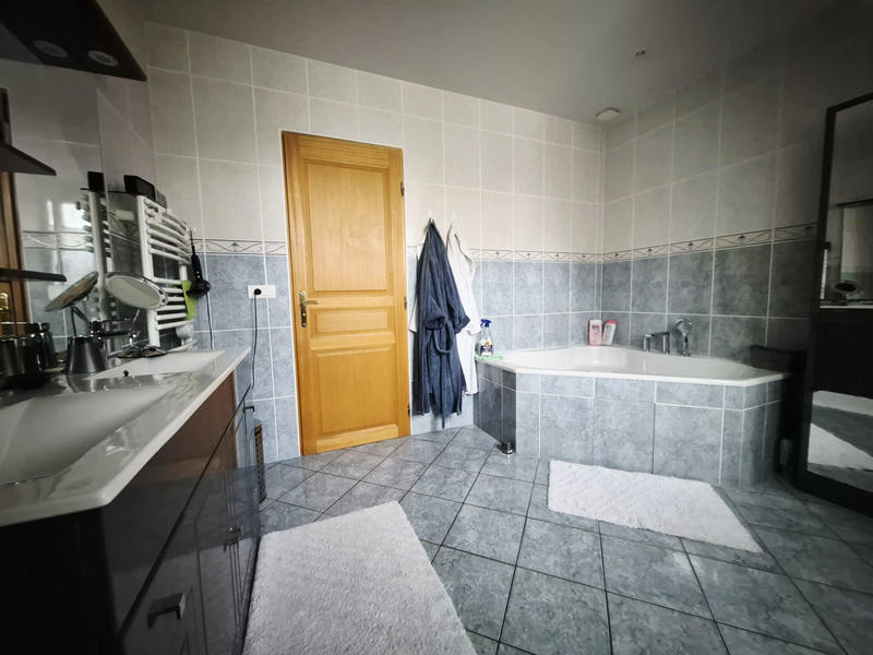 Maison - 205 m² - 7 pièces