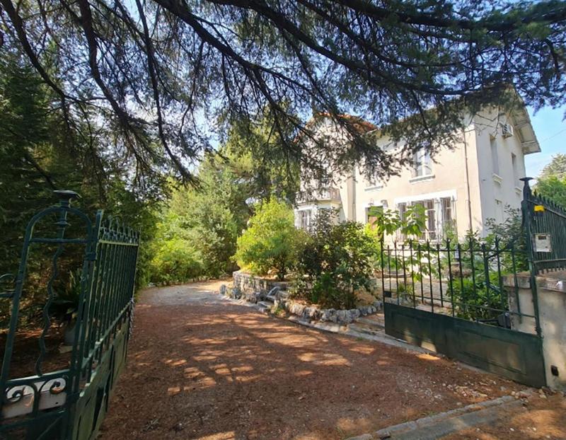 Maison - 330 m² - 10 pièces