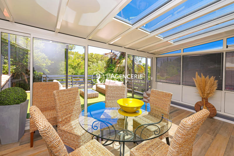 Maison - 240 m² - 8 pièces