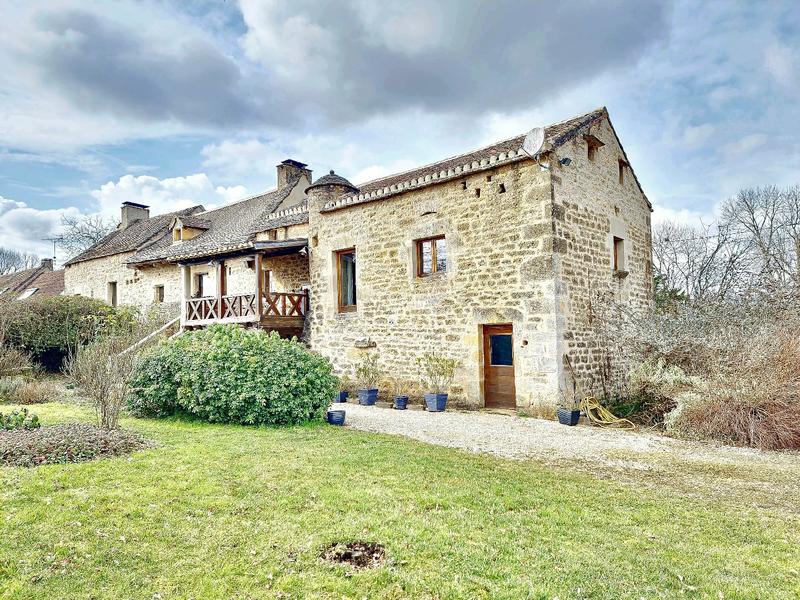 Maison - 225 m² - 9 pièces