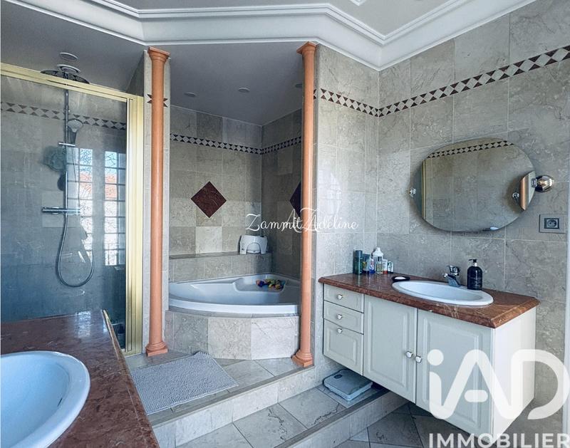 Maison - 227 m² - 8 pièces