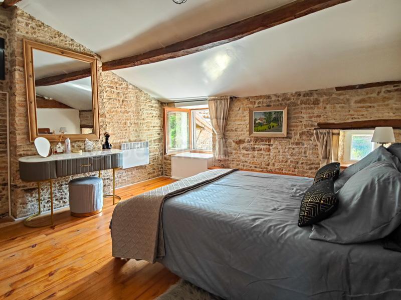 Maison en pierre - 211 m² - 9 pièces