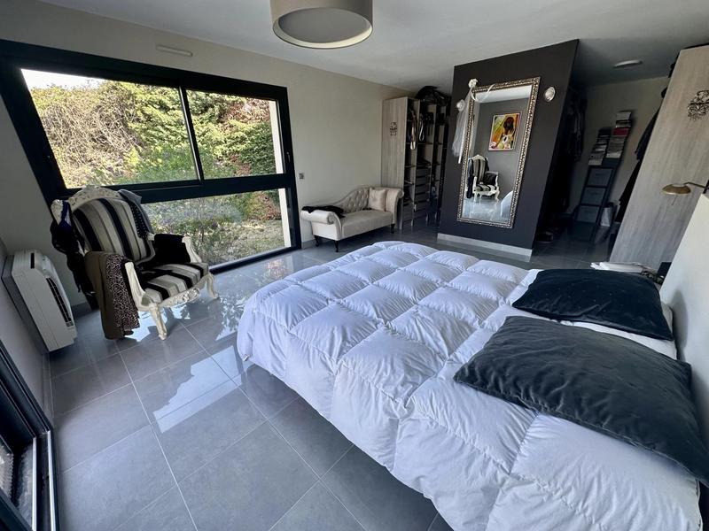 Propriété - 270 m² - 6 pièces