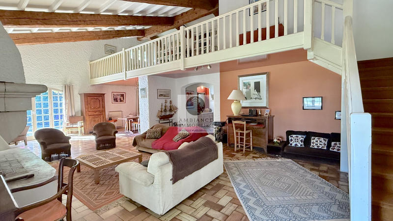 Maison - 240 m² - 7 pièces