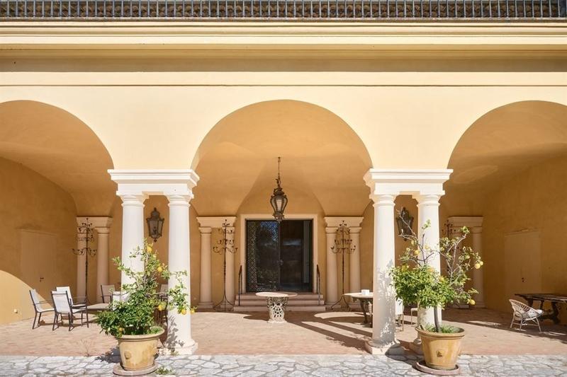 Maison - 2 850 m² - 30 pièces