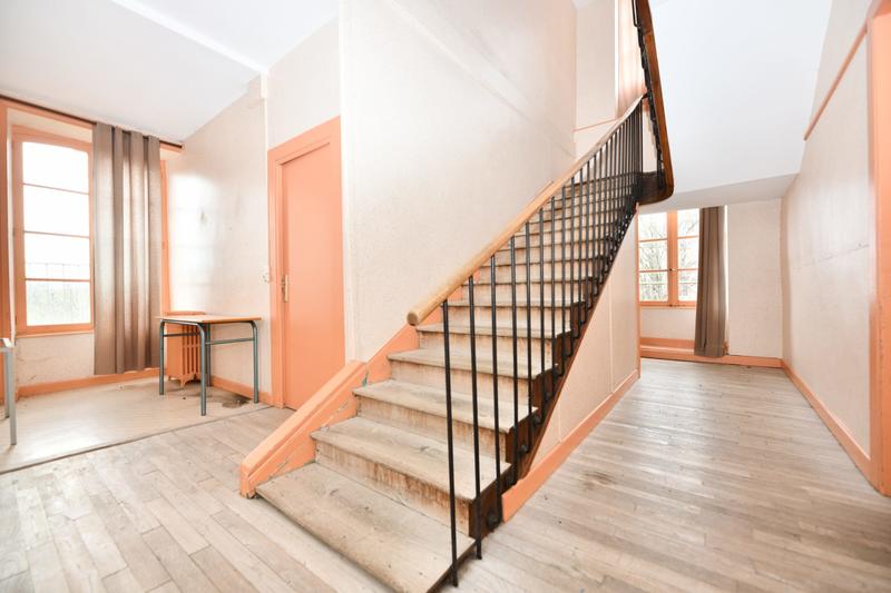 Maison - 1 100 m² - 30 pièces