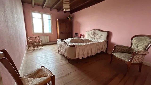 Propriété - 1 379 m² - 19 pièces