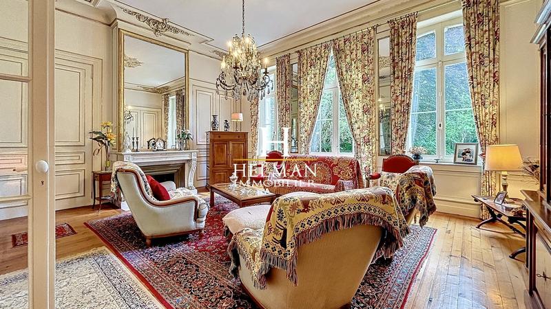 Maison - 300 m² - 8 pièces