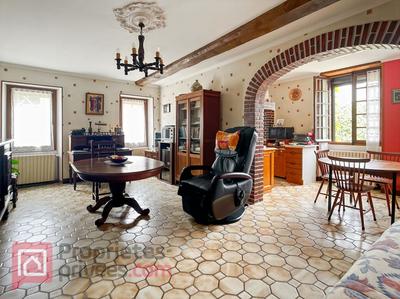 Maison - 204 m² - 7 pièces