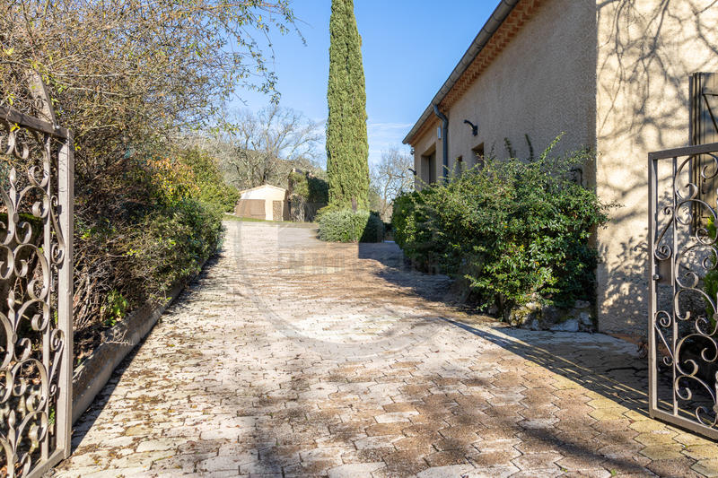 Propriété - 235 m² - 12 pièces