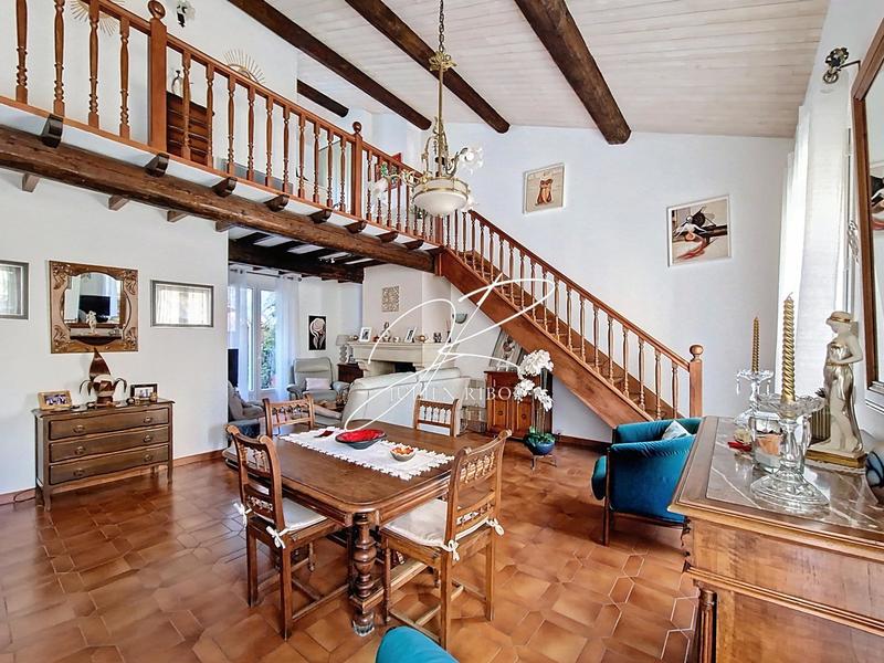 Maison - 243 m² - 7 pièces