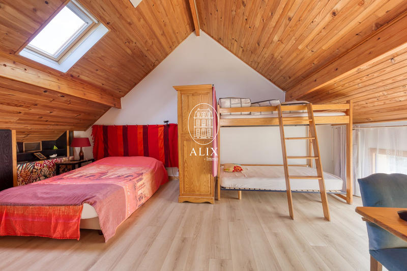 Maison - 224 m² - 9 pièces