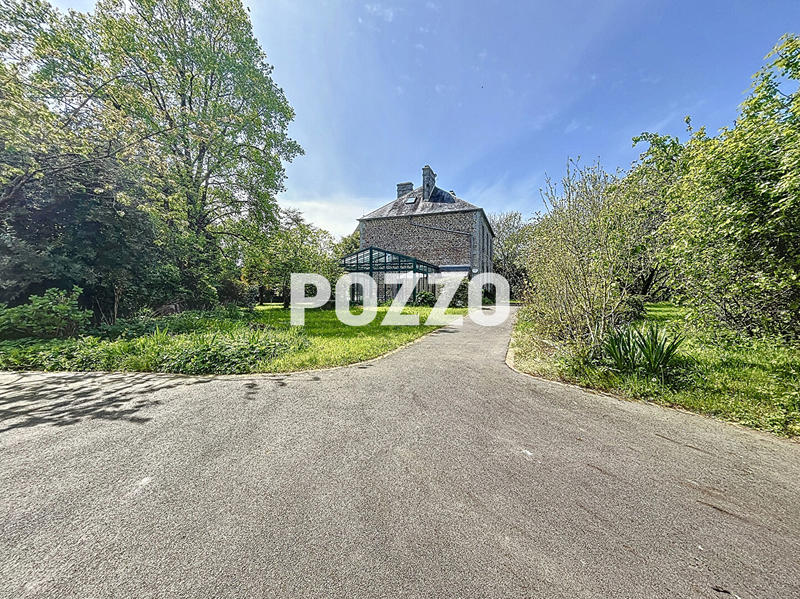 Maison - 201 m² - 10 pièces