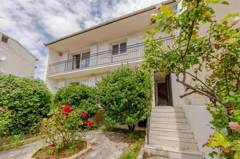 Maison - 300 m² - 16 pièces