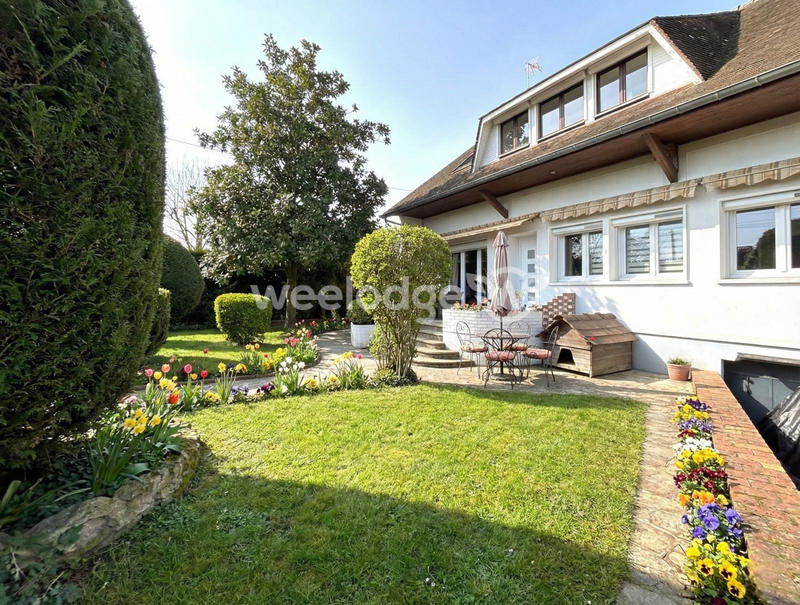 Maison - 180 m² - 9 pièces