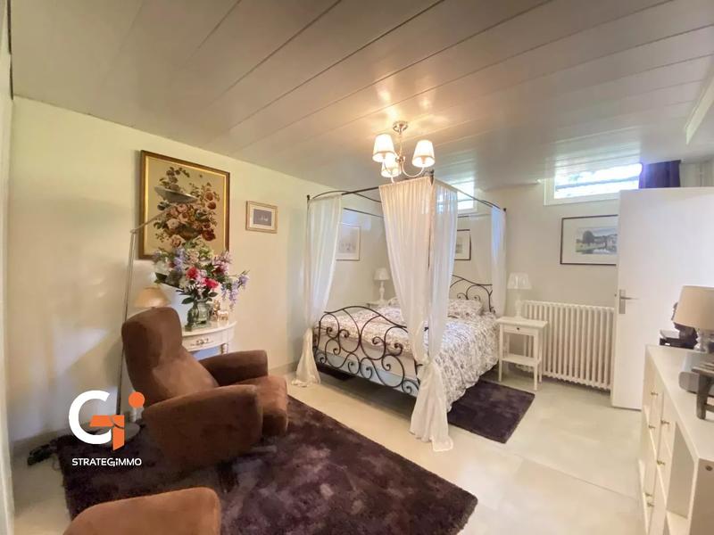 Propriété - 300 m² - 10 pièces