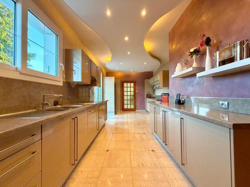 Maison - 210 m² - 6 pièces