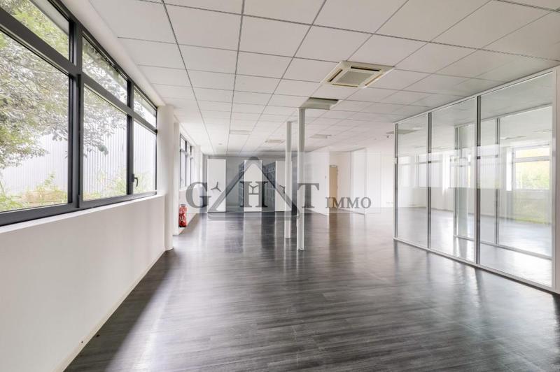 Entrepôt - 3 300 m²