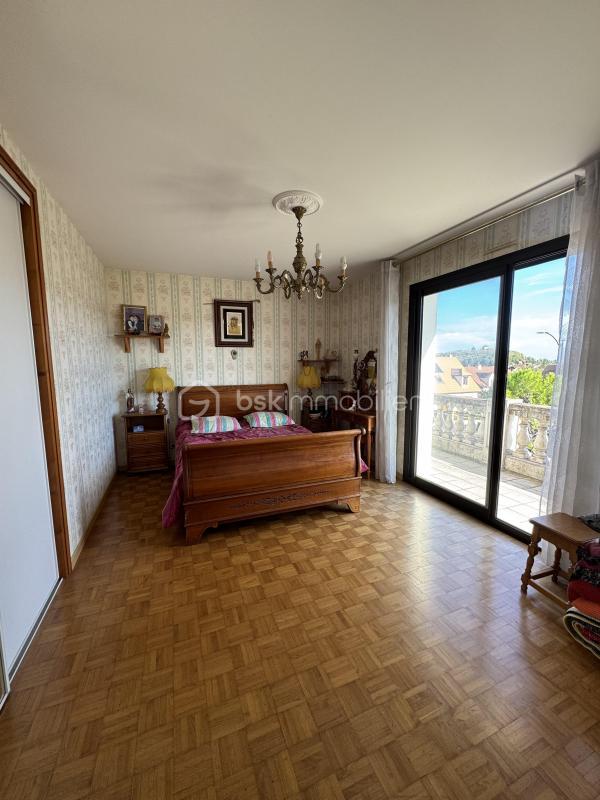 Maison - 258 m² - 10 pièces