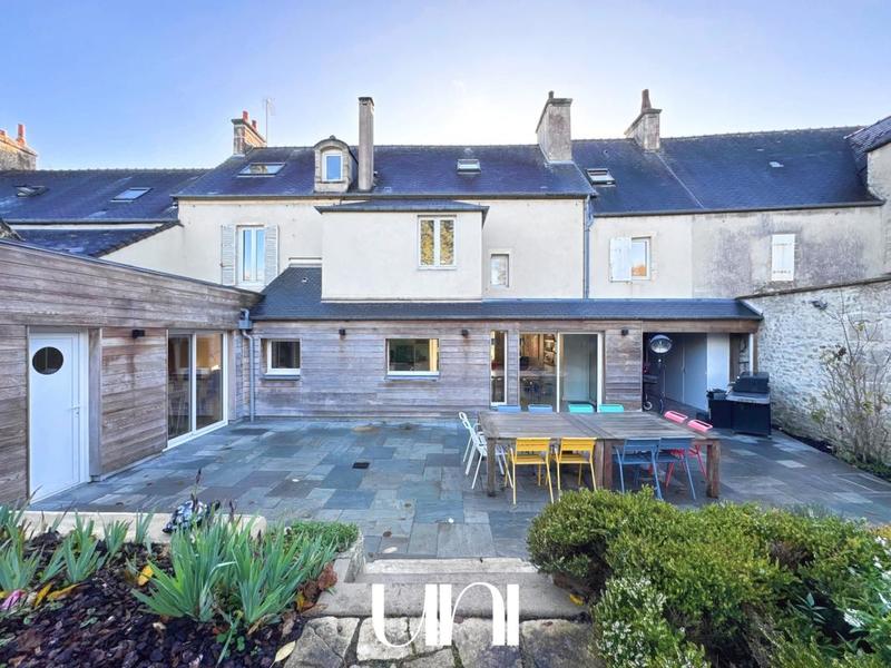 Maison - 232 m² - 8 pièces