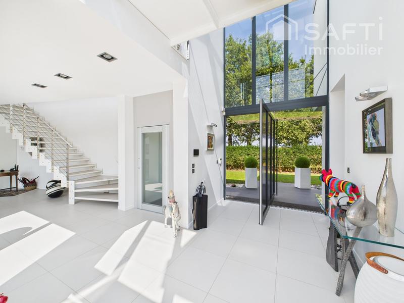 Maison - 390 m² - 9 pièces