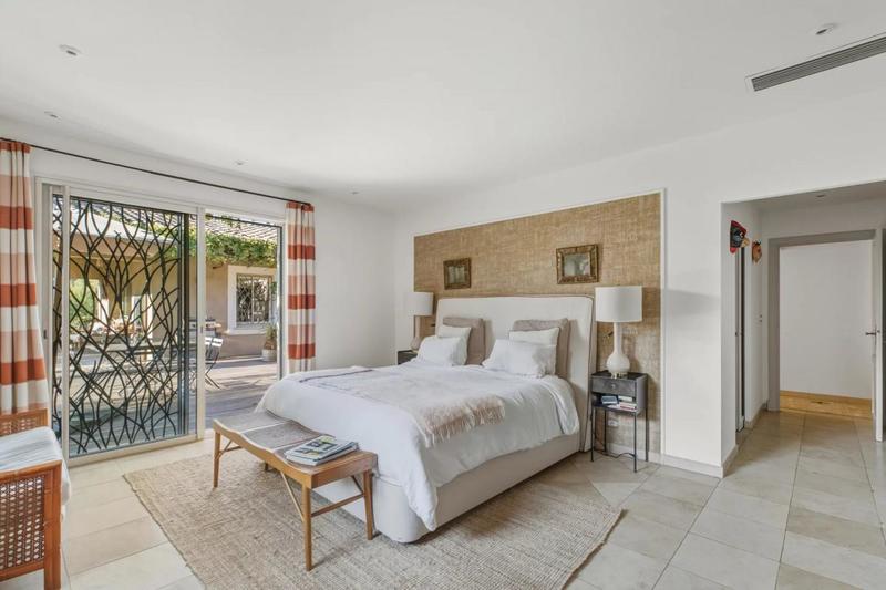 Villa - 277 m² - 9 pièces