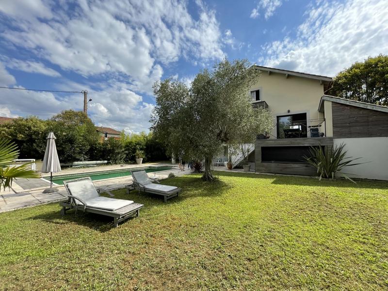 Villa - 216 m² - 9 pièces