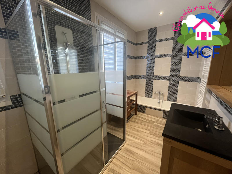 Maison traditionnelle - 223 m² - 7 pièces