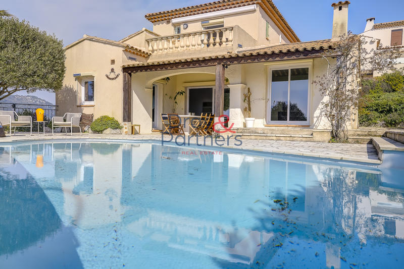 Villa - 220 m² - 6 pièces