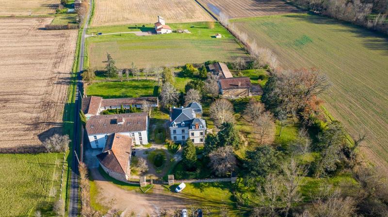 Maison - 3 512 m² - 48 pièces