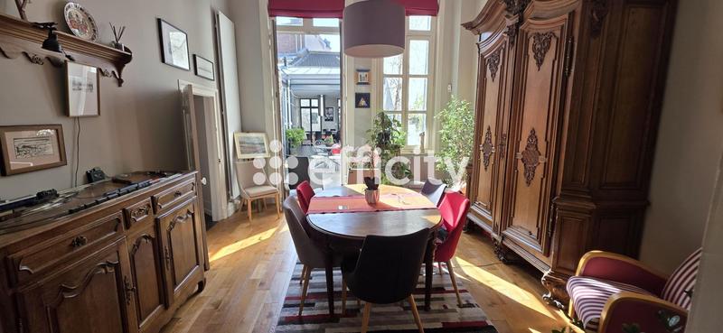 Maison - 212 m² - 9 pièces