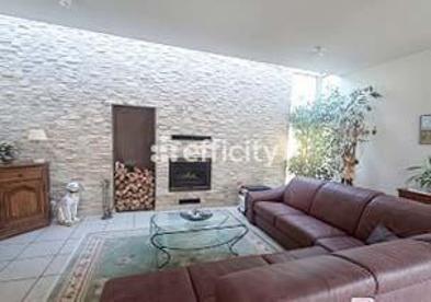 Villa - 241 m² - 8 pièces