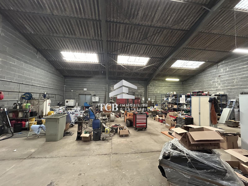 Local d'activités - 607 m²