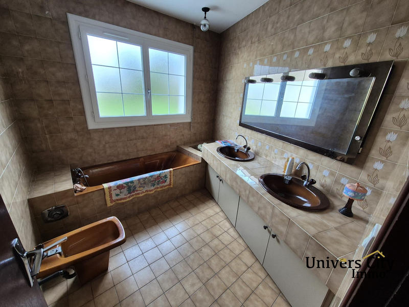 Maison traditionnelle - 193 m² - 7 pièces