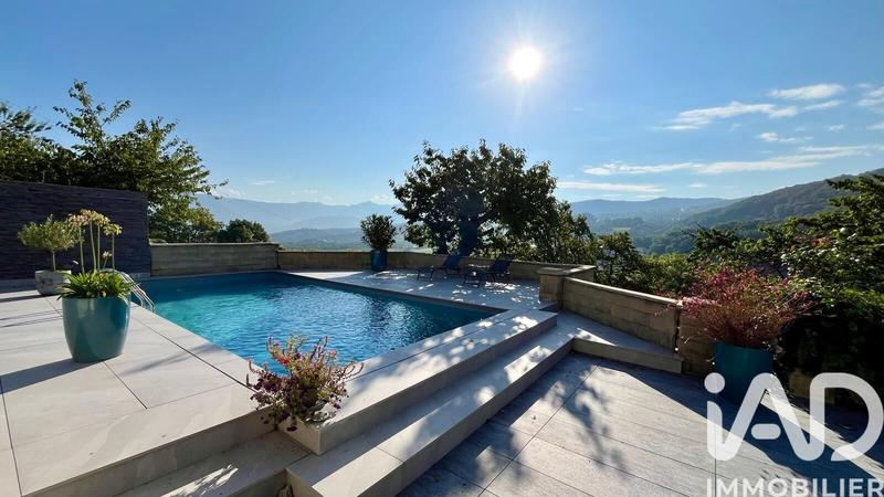 Maison - 243 m² - 9 pièces