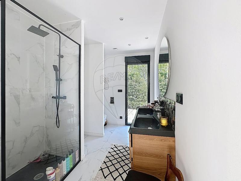 Propriété - 182 m² - 6 pièces