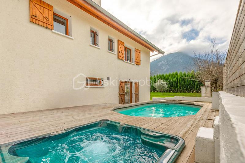 Maison traditionnelle - 165 m² - 5 pièces