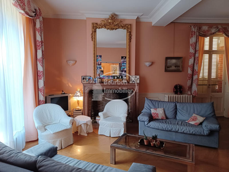 Maison - 303 m² - 12 pièces