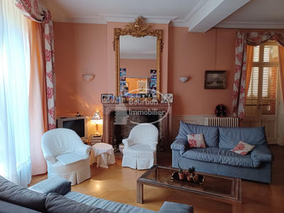 Maison - 303 m² - 12 pièces