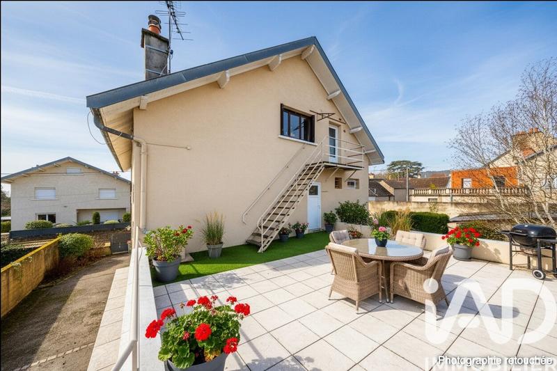 Maison - 221 m² - 7 pièces